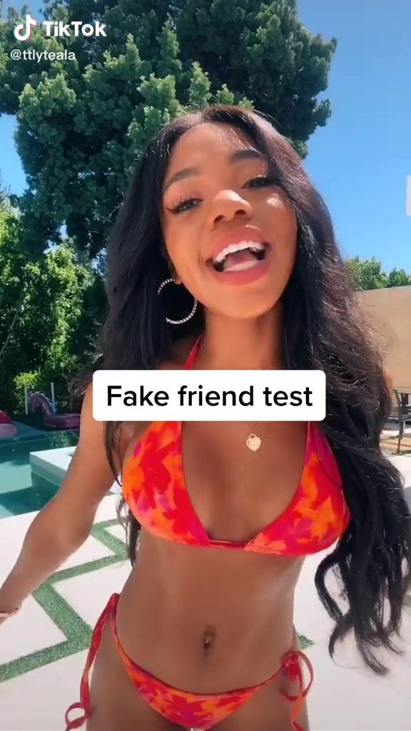 Teala Dunn Shows Cleavage In Erotic Bikini At The Pool Sexyfilter