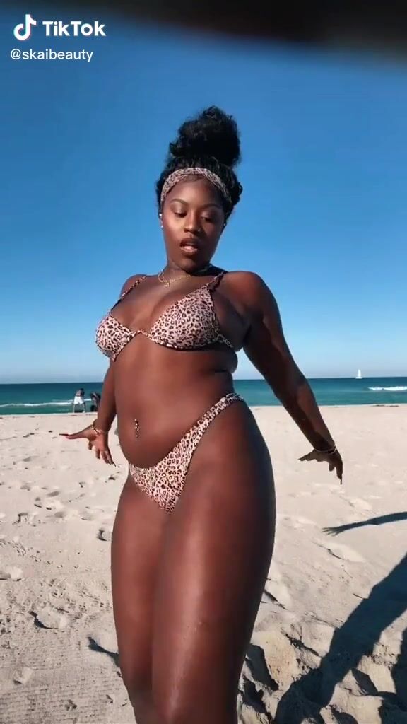 Skaibeauty Shows Cleavage In Cute Leopard Bikini And Bouncing Boobs At