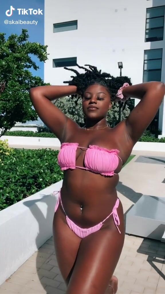 Seductive Skaibeauty Shows Cleavage In Pink Bikini And Bouncing Boobs