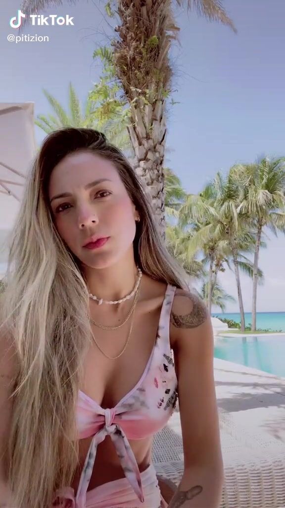 Sexy Pitizion Shows Cleavage In Bikini Top At The Beach Sexyfilter