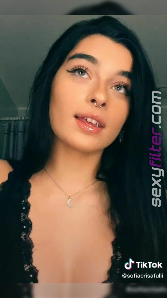Magnetic Sofia Crisafulli Shows Cleavage Sexyfilter