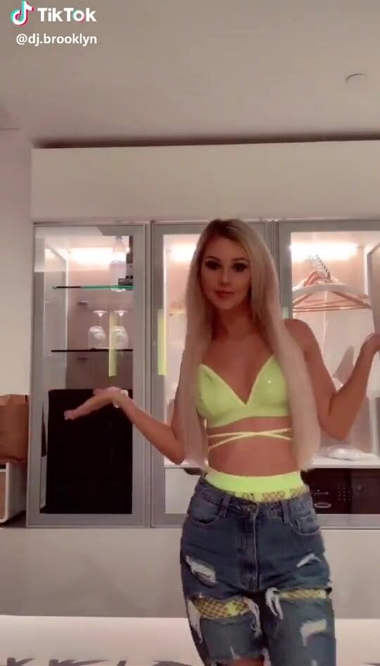 Cute Brooklyn Elliott Shows Cleavage In Light Green Bikini Top And