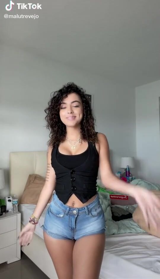 Erotic Malu Trevejo Shows Cleavage In Black Top Sexyfilter