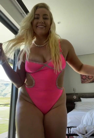 1. Sweetie Alexandria Knight Shows Big Butt