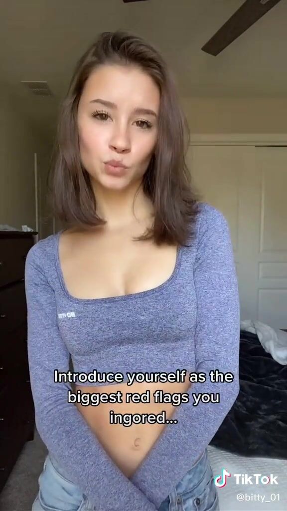 Sexy Alexis Dudley Shows Cleavage | sexyfilter.com
