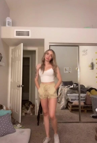 Sexy Amber Quinn Shows Legs