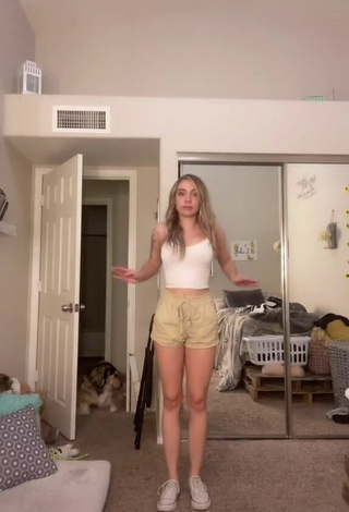 2. Sexy Amber Quinn Shows Legs