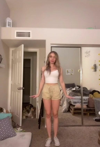 3. Sexy Amber Quinn Shows Legs