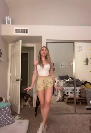 4. Sexy Amber Quinn Shows Legs