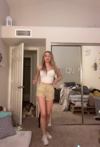 5. Sexy Amber Quinn Shows Legs
