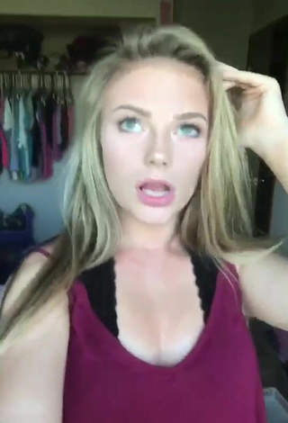 5. Sexy Alexyss Custer Shows Cleavage