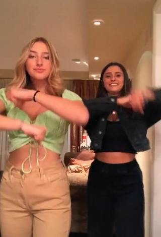 2. Sexy Ally Jenna Shows Cleavage in Light Green Crop Top