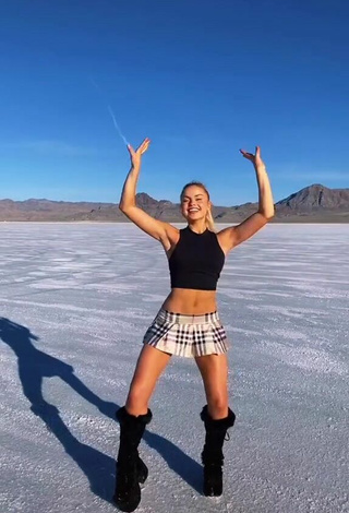 2. Sexy Altasweet in Black Crop Top while doing Dance