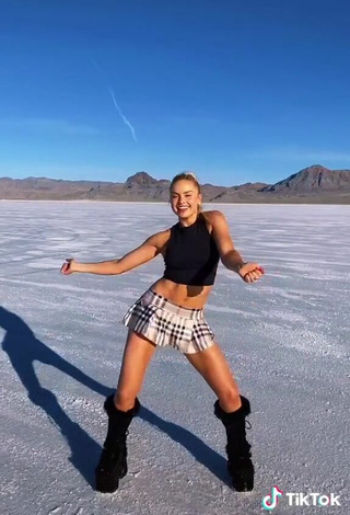 4. Sexy Altasweet in Black Crop Top while doing Dance