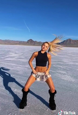 5. Sexy Altasweet in Black Crop Top while doing Dance