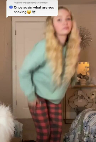 Hot Alyssa McKay Shows Butt while Twerking