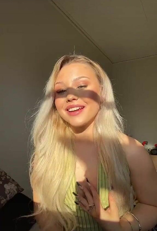 4. Sexy Amanda Edmundsson Shows Cleavage in Green Top