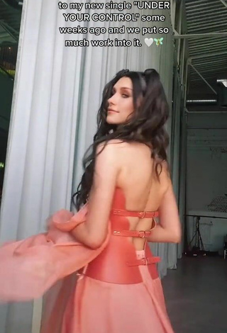 4. Sexy Ana Lisa Kohler Shows Cleavage in Peach Dress