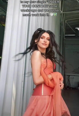 5. Sexy Ana Lisa Kohler Shows Cleavage in Peach Dress