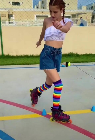 4. Sexy Andressa Fontinele in White Crop Top while doing Sports Exercises