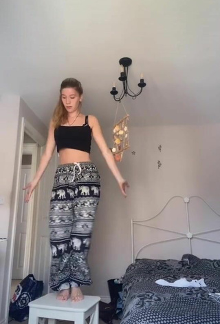 4. Hot Anya Rowlands in Black Crop Top while doing Dance