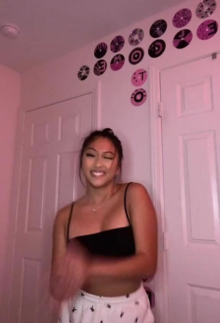 Sweet Anneston Pisayavong Shows Cleavage in Cute Black Crop Top while doing Dance