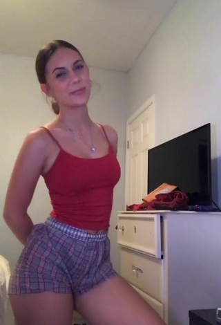 Arianna Flowers in Alluring Red Crop Top and Bouncing Tits