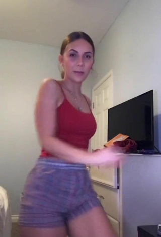 5. Arianna Flowers in Alluring Red Crop Top and Bouncing Tits