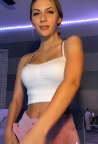 3. Arianna Flowers Shows Cleavage and Bouncing Boobs in Erotic White Crop Top