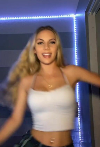 5. Arianna Flowers Shows Cleavage and Bouncing Boobs in Sexy White Crop Top