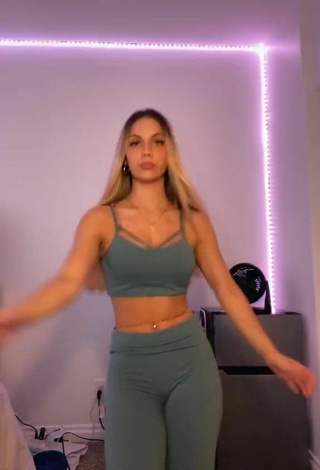 Sexy Arianna Flowers in Grey Sport Bra and Bouncing Boobs while doing Dance