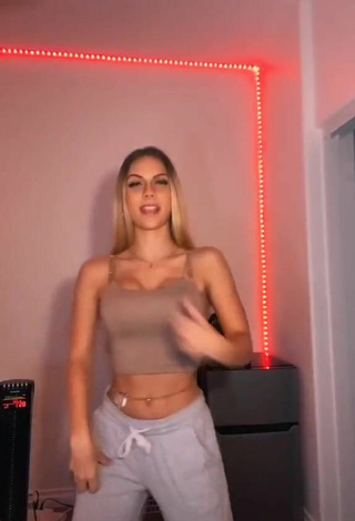 3. Attractive Arianna Flowers Shows Cleavage and Bouncing Boobs in Beige Crop Top