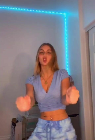 5. Seductive Arianna Flowers in Blue Crop Top and Bouncing Tits