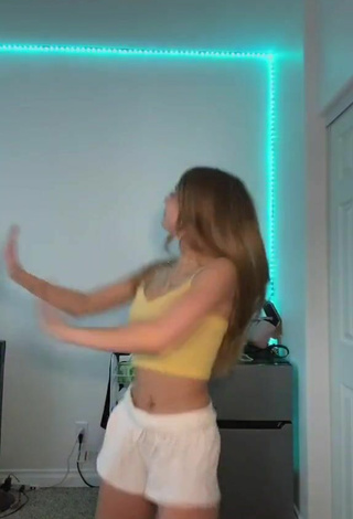 2. Amazing Arianna Flowers in Hot Yellow Crop Top while doing Dance