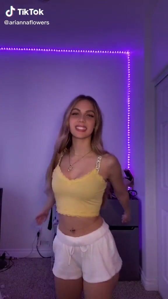 Amazing Arianna Flowers In Hot Yellow Crop Top While Doing Dance 