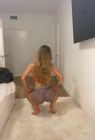 3. Hot Arianna Flowers Shows Butt while Twerking