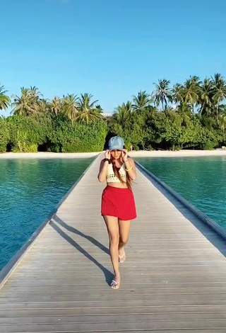 2. Sexy Ashi Khanna Shows Legs at the Beach