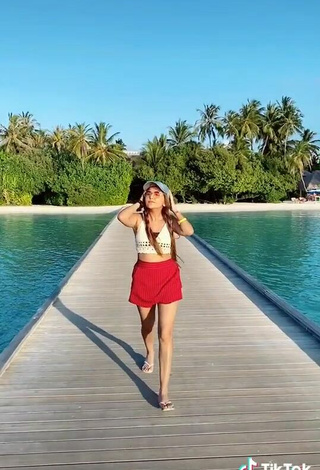 3. Sexy Ashi Khanna Shows Legs at the Beach