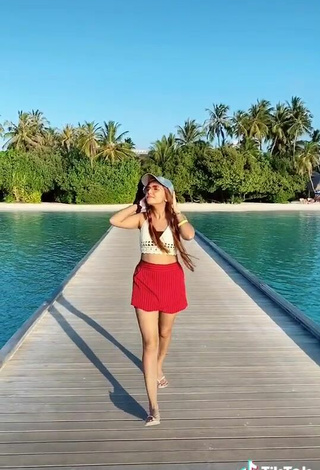 4. Sexy Ashi Khanna Shows Legs at the Beach