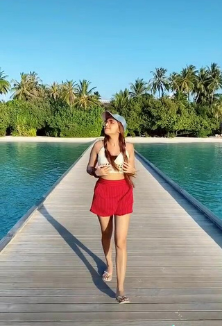 5. Sexy Ashi Khanna Shows Legs at the Beach