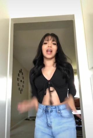 3. Beautiful Ashley Valdez Shows Cleavage in Sexy Black Crop Top