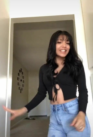 4. Beautiful Ashley Valdez Shows Cleavage in Sexy Black Crop Top