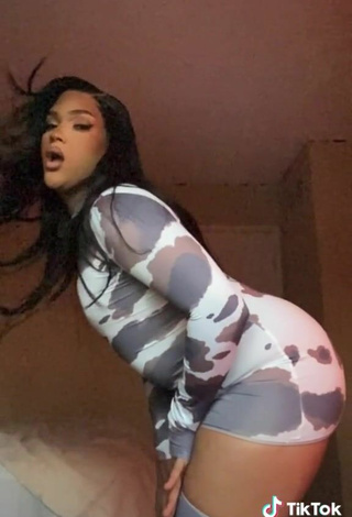 5. Sexy Bbabyigz Shows Big Butt