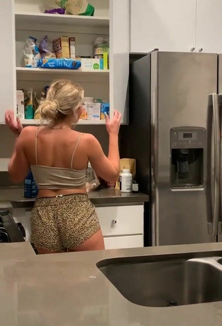 3. Hot Brittanie Nash Shows Butt Braless