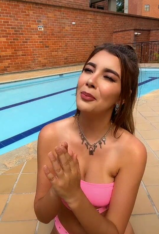 4. Hot Luisa María Restrepo Shows Cleavage in Pink Bikini at the Swimming Pool