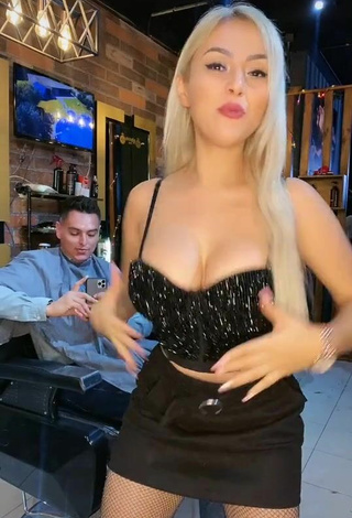 4. Gorgeous Alemia Rojas Shows Cleavage and Bouncing Boobs in Alluring Black Crop Top