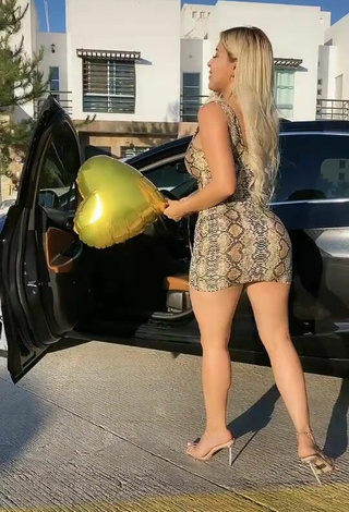 2. Hot Alemia Rojas Shows Big Butt in a Street