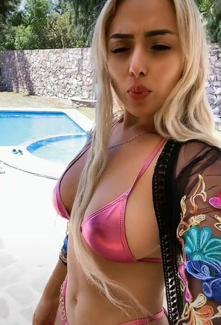 2. Sexy Alemia Rojas Shows Cleavage in Pink Bikini at the Pool