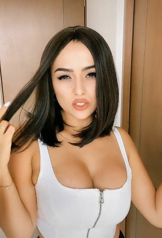 4. Amazing Alemia Rojas Shows Cleavage in Hot White Crop Top