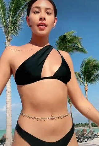 4. Gorgeous Alexia García in Alluring Black Bikini at the Beach